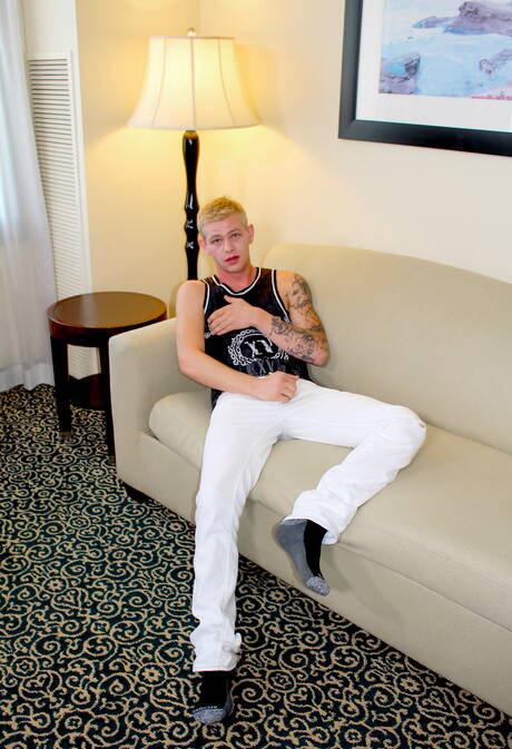 年輕帥哥肖恩在戶外自慰