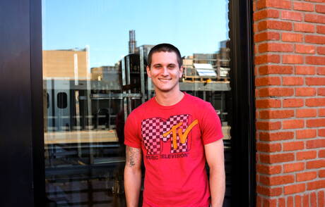 Amerikaanse superstud Allen Lucas speelt buiten met een pik