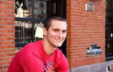 Amerikaanse superstud Allen Lucas speelt buiten met een pik