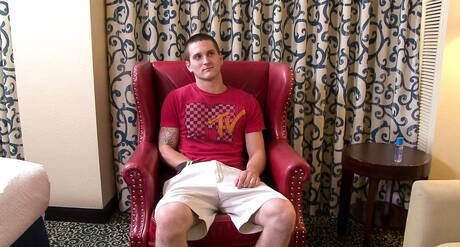 Amerikaanse superstud Allen Lucas speelt buiten met een pik