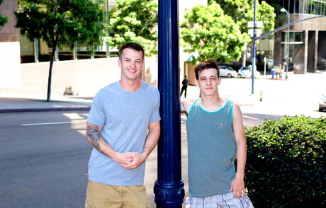 Amerykański muskularny Quentin Gainz i przystojniak Brian ruchają się w dupę po ssaniu na zewnątrz