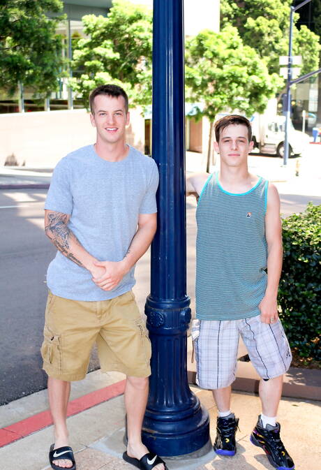 Amerykański muskularny Quentin Gainz i przystojniak Brian ruchają się w dupę po ssaniu na zewnątrz