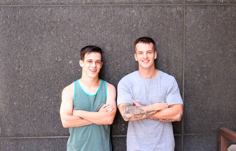 Amerykański muskularny Quentin Gainz i przystojniak Brian ruchają się w dupę po ssaniu na zewnątrz