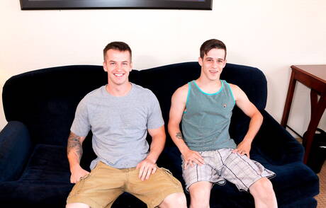 Amerykański muskularny Quentin Gainz i przystojniak Brian ruchają się w dupę po ssaniu na zewnątrz