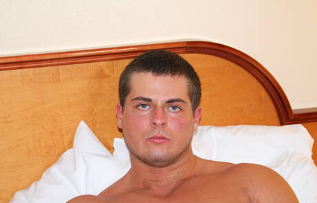 牛彼得裸體擺造型，秀出緊實臀部