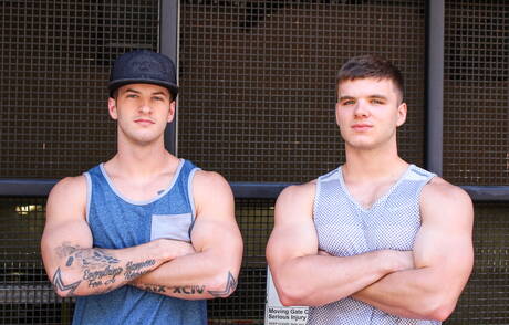 Amerykański przystojniak Quentin Gainz i Van James pozują nago i pokazują ciasne tyłki