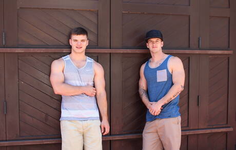 Amerykański przystojniak Quentin Gainz i Van James pozują nago i pokazują ciasne tyłki