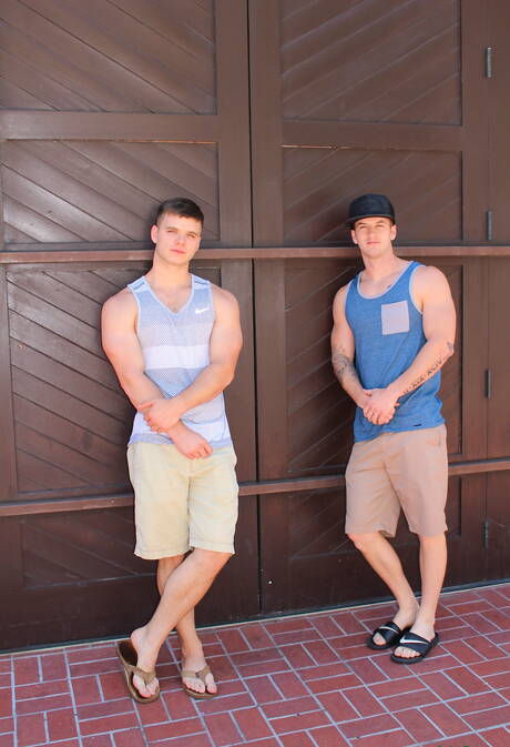 Amerykański przystojniak Quentin Gainz i Van James pozują nago i pokazują ciasne tyłki