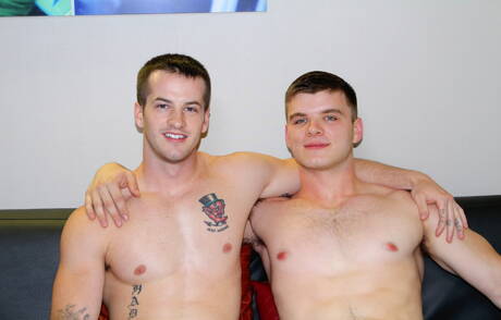 Amerykański przystojniak Quentin Gainz i Van James pozują nago i pokazują ciasne tyłki