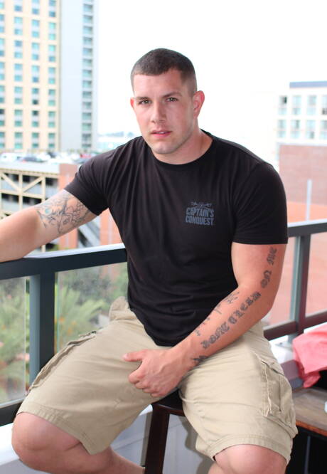 Muskularny Jeremy Diesel drażni swojego kutasa na zewnątrz