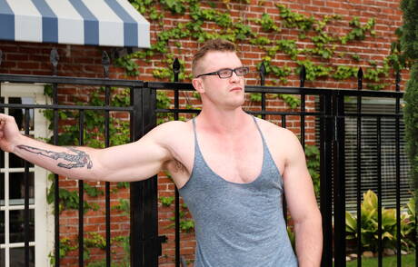 Il toro Scott Ambrose si spoglia e mostra il suo culo all