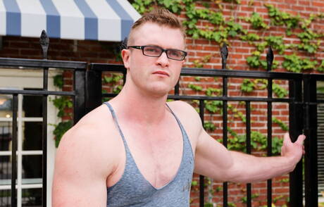 Il toro Scott Ambrose si spoglia e mostra il suo culo all