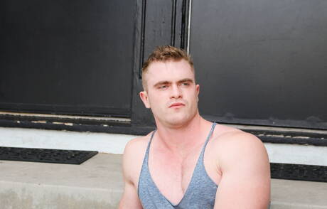 Il toro Scott Ambrose si spoglia e mostra il suo culo all