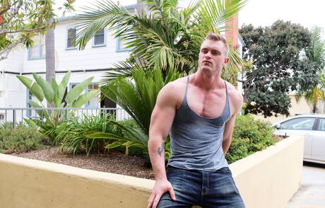 Il toro Scott Ambrose si spoglia e mostra il suo culo all