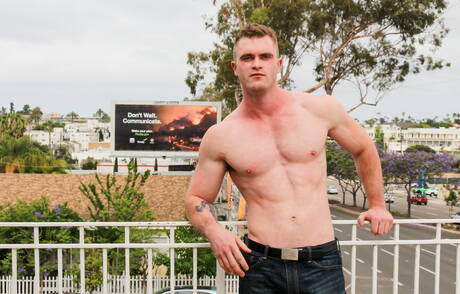 Il toro Scott Ambrose si spoglia e mostra il suo culo all