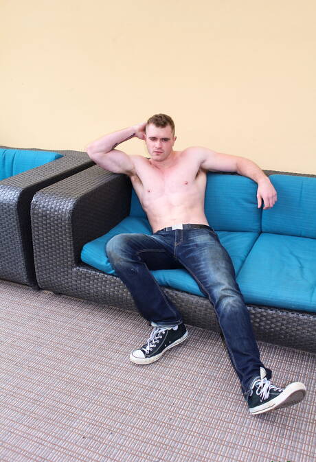 Il toro Scott Ambrose si spoglia e mostra il suo culo all