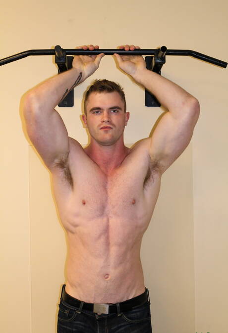 Il toro Scott Ambrose si spoglia e mostra il suo culo all