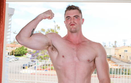 Il toro Scott Ambrose si spoglia e mostra il suo culo all