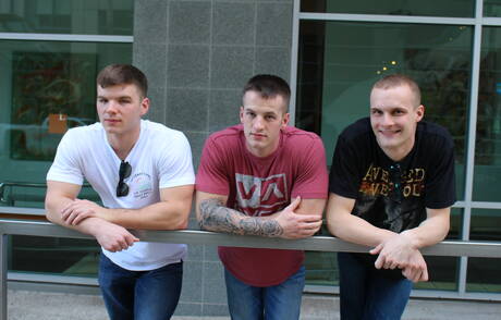 Os amigos safados Quentin Gainz, Van James e Colton Phobos em sexo anal a três ao ar livre