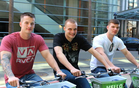 淫蕩的夥伴 Quentin Gainz、Van James 和 Colton Phobos 在戶外進行熱辣三人肛交