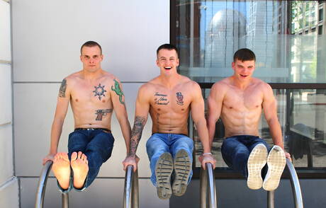 Los traviesos amigos Quentin Gainz, Van James y Colton Phobos en un trío caliente de sexo anal al aire libre