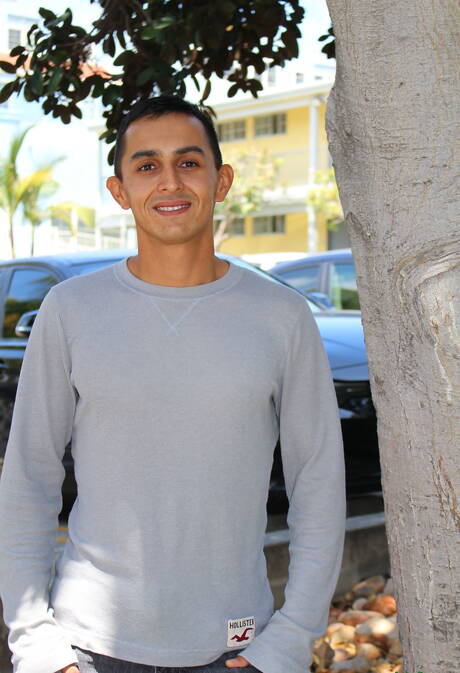 Azjatycki młody facet Will pokazuje idealne ciało na zewnątrz