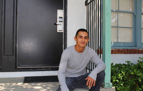 Azjatycki młody facet Will pokazuje idealne ciało na zewnątrz