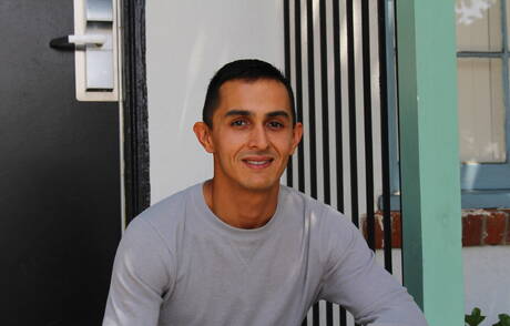 Azjatycki młody facet Will pokazuje idealne ciało na zewnątrz