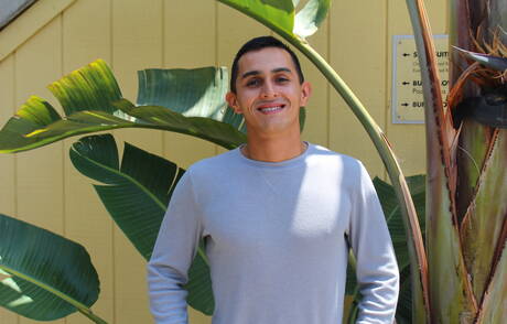 Azjatycki młody facet Will pokazuje idealne ciało na zewnątrz