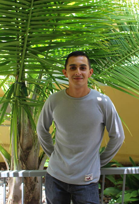 Der junge asiatische Kerl Will zeigt draußen einen perfekten Körper