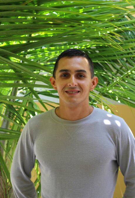 Azjatycki młody facet Will pokazuje idealne ciało na zewnątrz