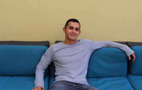 Azjatycki młody facet Will pokazuje idealne ciało na zewnątrz