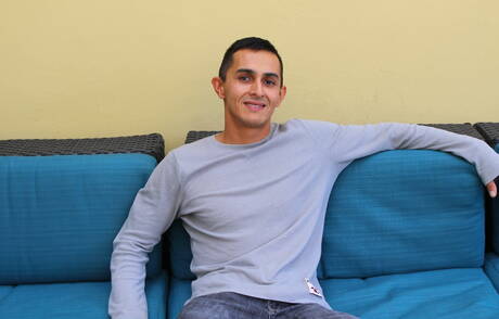 Azjatycki młody facet Will pokazuje idealne ciało na zewnątrz