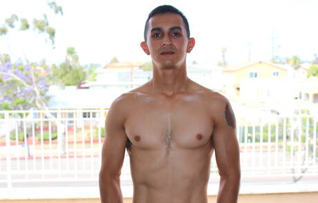 Azjatycki młody facet Will pokazuje idealne ciało na zewnątrz