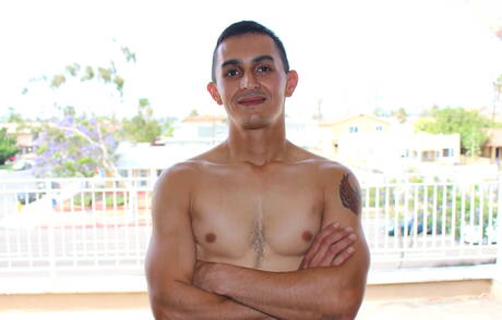 Azjatycki młody facet Will pokazuje idealne ciało na zewnątrz