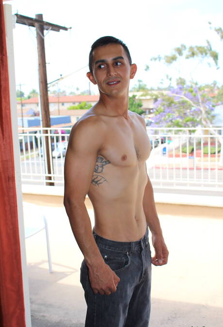 Azjatycki młody facet Will pokazuje idealne ciało na zewnątrz