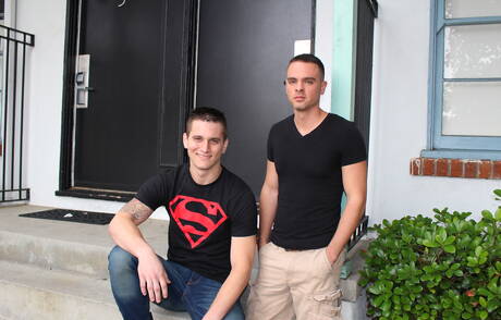 Il ragazzo husky americano Allen Lucas e il robusto Brian Torrez fanno sesso in piscina