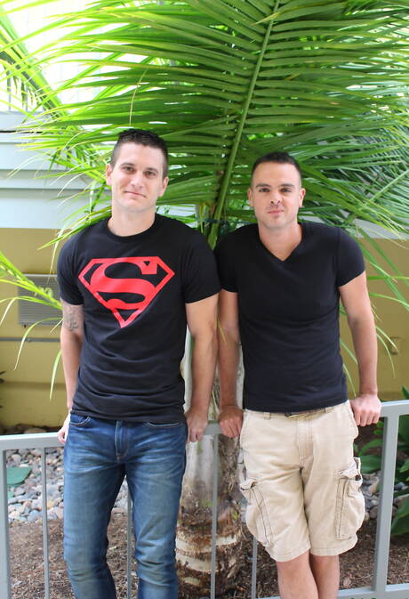 Amerykański husky Allen Lucas i dobrze zbudowany Brian Torrez uprawiają dobry seks przy basenie