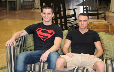 Amerikaanse husky-man Allen Lucas en de goed gebouwde Brian Torrez hebben goede seks bij het zwembad