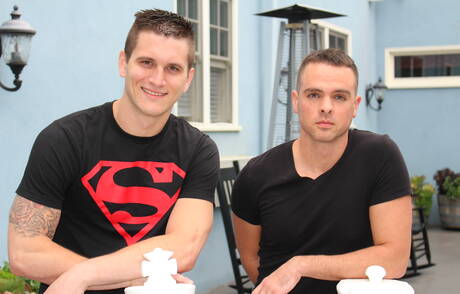 Il ragazzo husky americano Allen Lucas e il robusto Brian Torrez fanno sesso in piscina