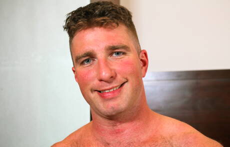 Twardziel Chris pokazuje idealne ciało