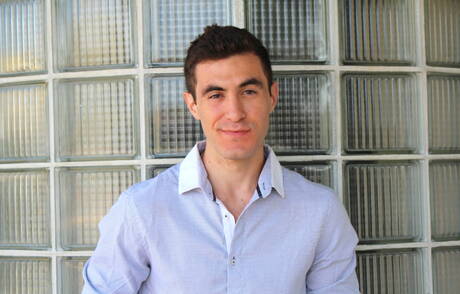 猛男約翰尼在戶外挑逗他的雞巴