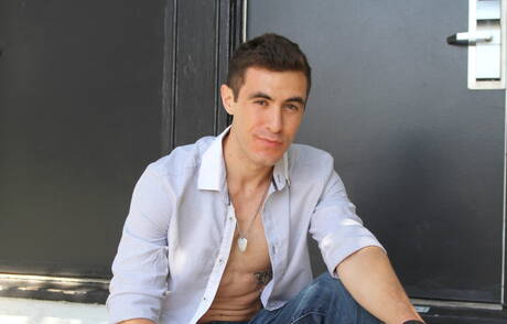 猛男約翰尼在戶外挑逗他的雞巴