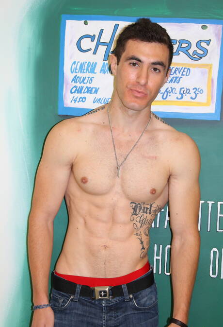 猛男約翰尼在戶外挑逗他的雞巴