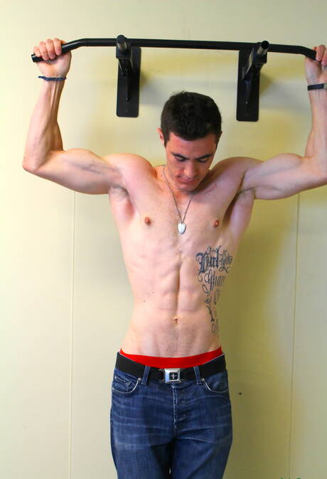 Stud Johnny drażni swojego kutasa na zewnątrz