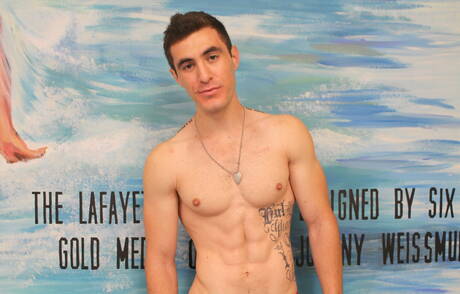 猛男約翰尼在戶外挑逗他的雞巴