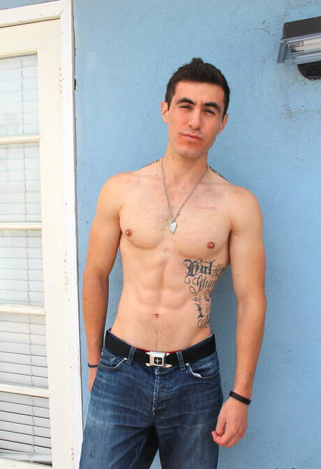 猛男約翰尼在戶外挑逗他的雞巴