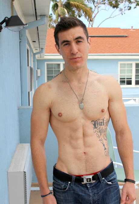 猛男約翰尼在戶外挑逗他的雞巴