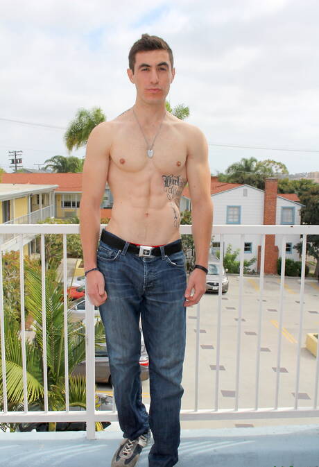 猛男約翰尼在戶外挑逗他的雞巴