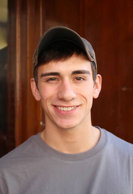 Der harte Kerl Leo Balcony posiert nackt und zeigt seinen Hintern im Freien